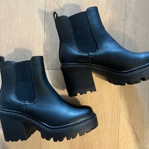 Black chunky Chelsea boots